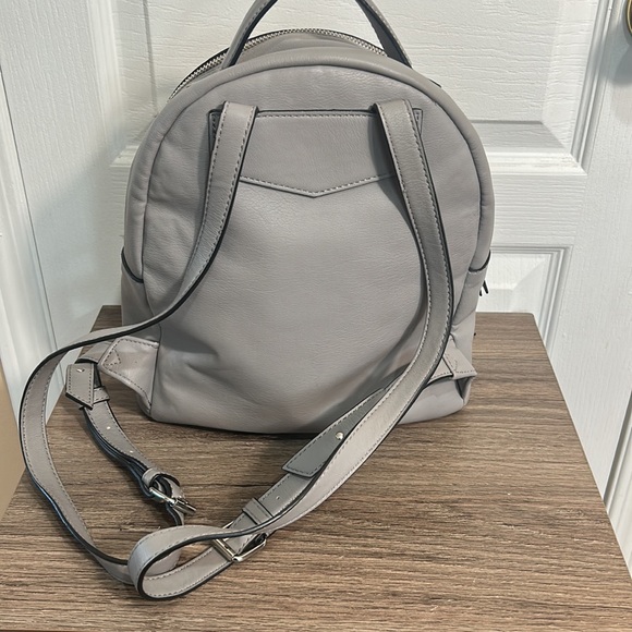 SIMPLY VERA VERA WANG MINI BACKPACK HANDBAG PURS IN GRAY COLOUR zipper closure - Picture 2 of 7